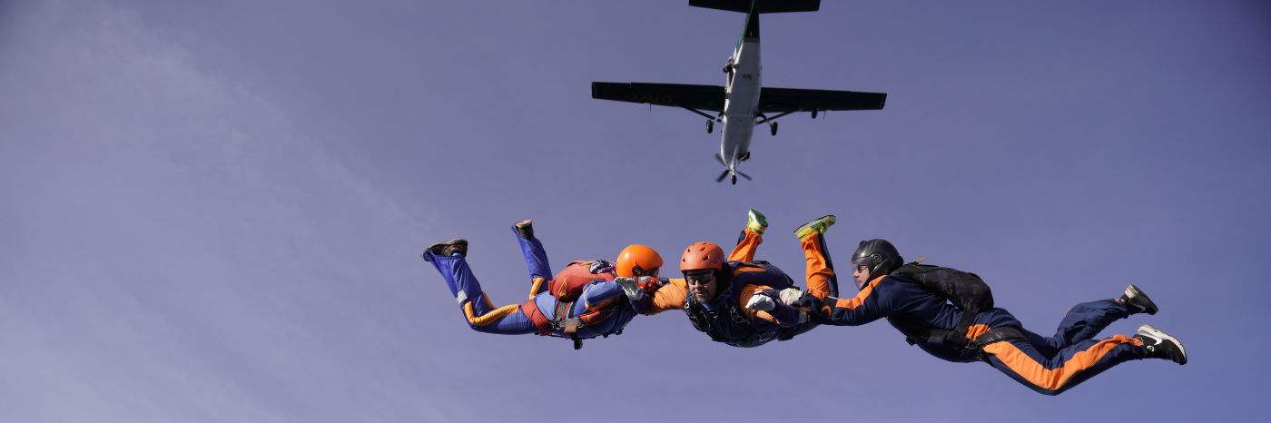 Schüler mit Lehrer in der Luft
